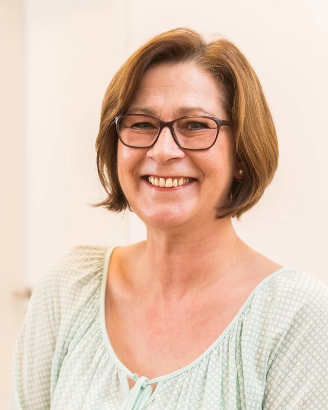 Lächelnde Physiotherapeutin der Physio-Praxis Baecker in Maschen