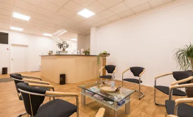 Wartezimmer und Empfangstresen