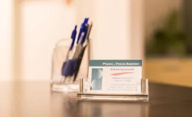 Stifte und Visitenkarten der Physio-Praxis Baecker
